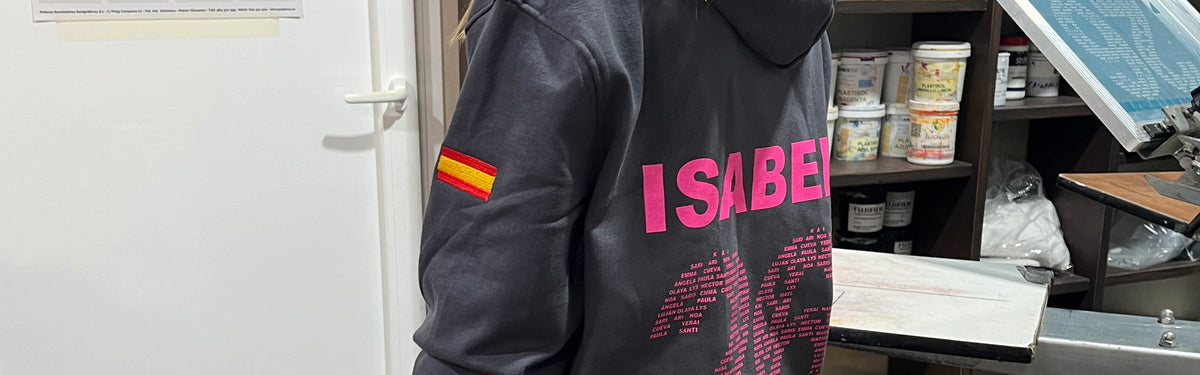prenda personalizada de peña con el nombre y la bandera en la manga