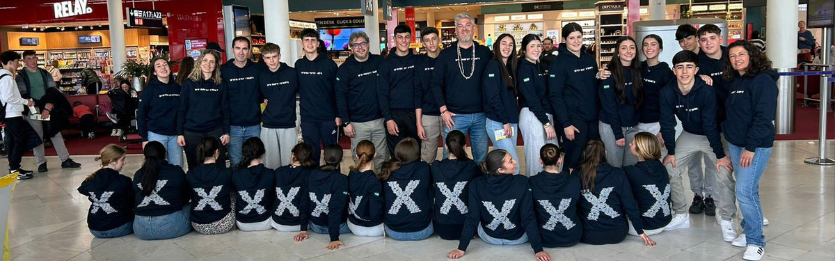 grupo de fin de curso con sus prendas personalizadas antes del viaje