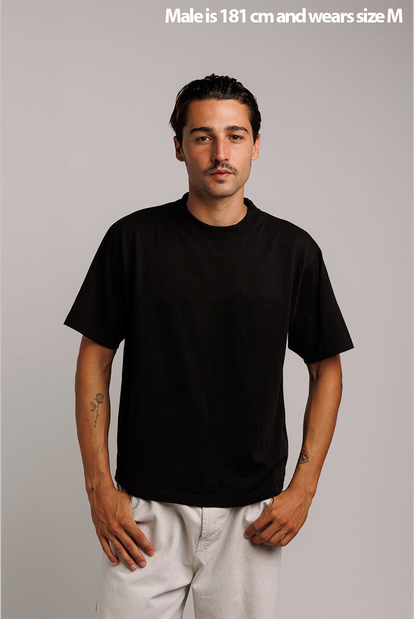 CAMISETA LEVI BOXY FIT NEGRO