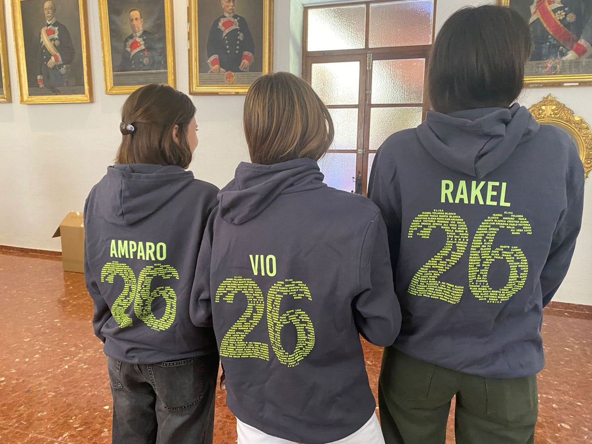 alumnas de un colegio con sudaderas personalizadas con su nombre y el año
